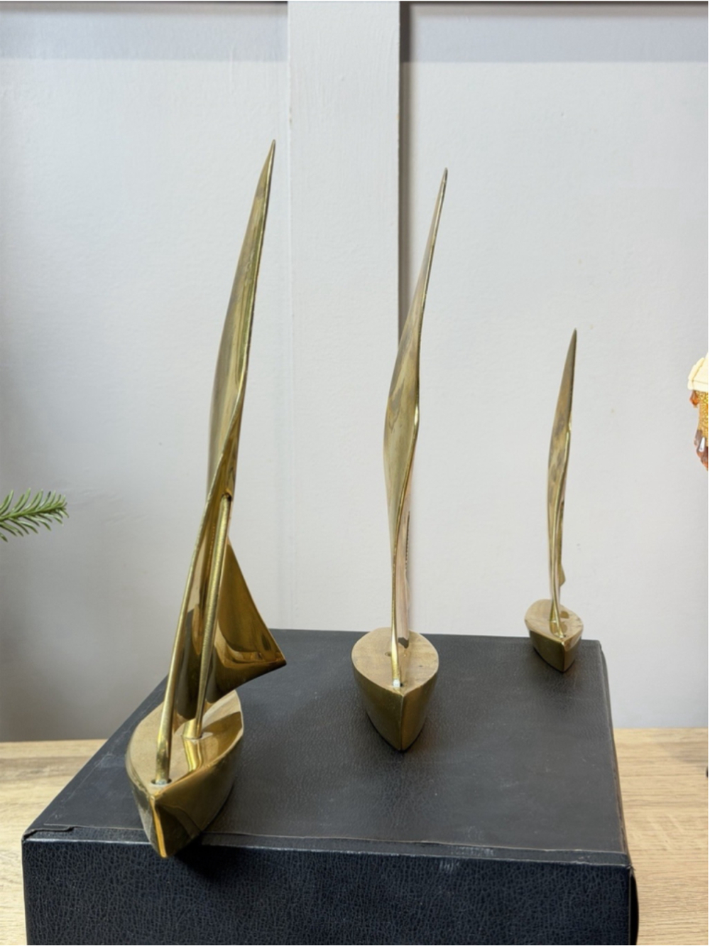 Vintage - Set of 3 Solid Brass Sailboats - Height of Each: 10”/ 9.5“/ 7”tall - Picture 6 of 15